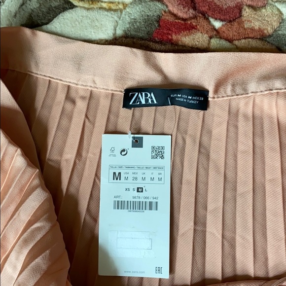 Zara salmon colored crystal pleated skirt - Picture 9 of 9